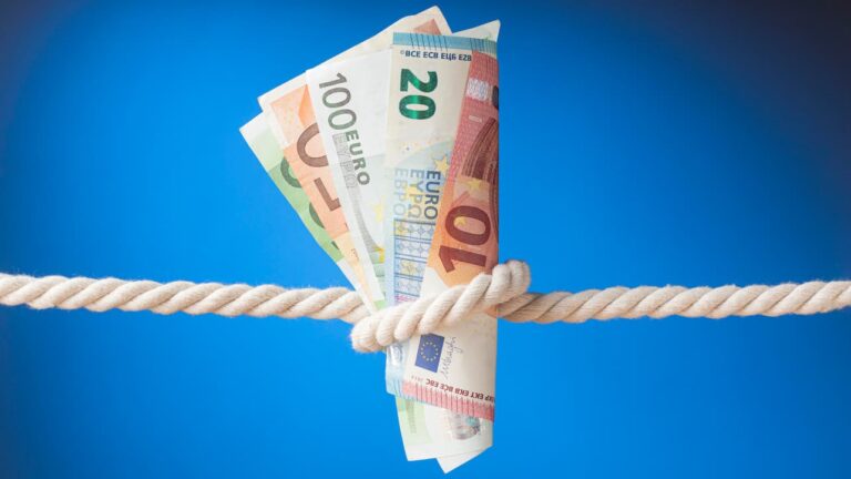 dinero atado a una cuerda